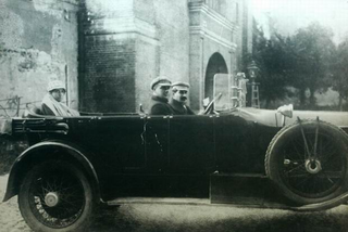 Illustration for article titled Some old photos (with cars in them)